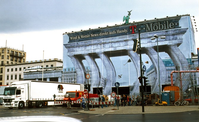 Caparol-Firmengruppe als Sponsor / Brandenburger Tor in der Hand von Restauratoren und Handwerkern