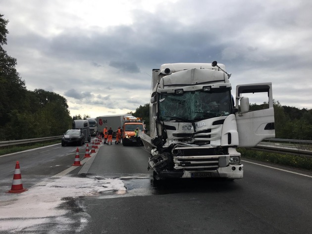 POL-MS: Stauendunfall auf der Autobahn 30 - Lkw-Fahrer schwer verletzt - 17 Kilometer Stau