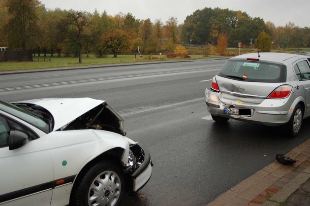 POL-STH: Über 22.000 EUR Schaden bei Verkehrsunfall