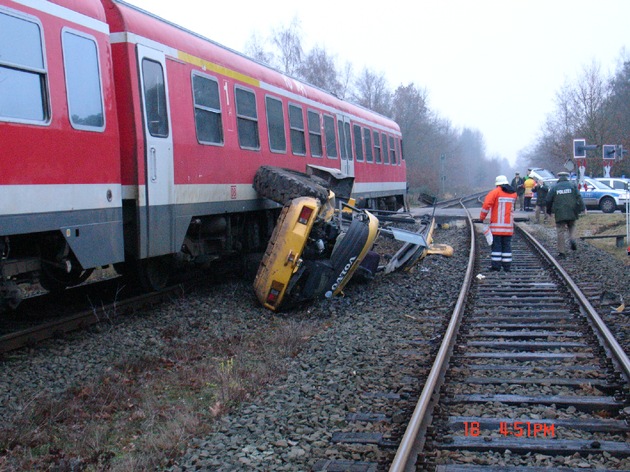 POL-WL: Radlader prallt auf Zug/ Fahrer tödlich verletzt