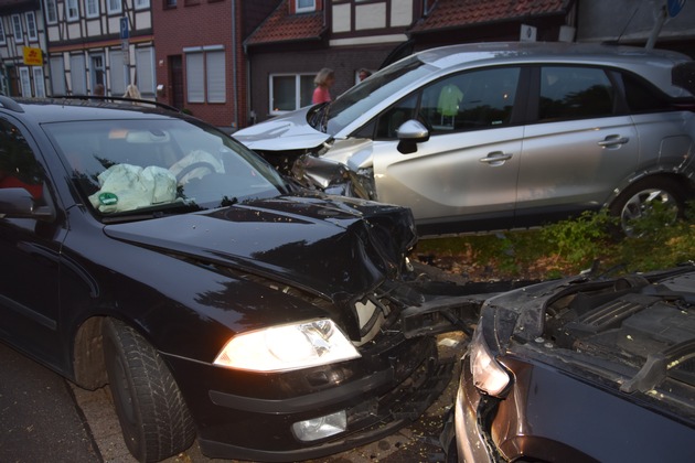 POL-CE: Blumlage - Fahrer rammt wegen Übermüdung parkende Autos