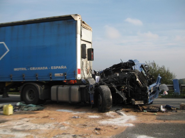 POL-WL: Lkw-Fahrer mit Schutzengel +++ Unfall mit hohem Sachschaden