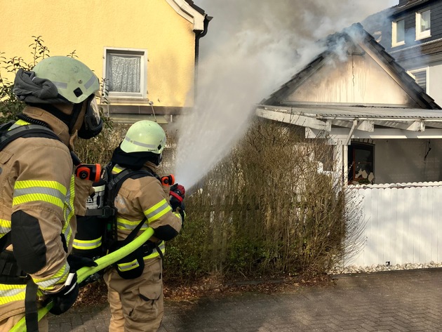 FW-GL: Anbau eines Einfamilienhauses brennt komplett nieder im Stadtteil Hebborn