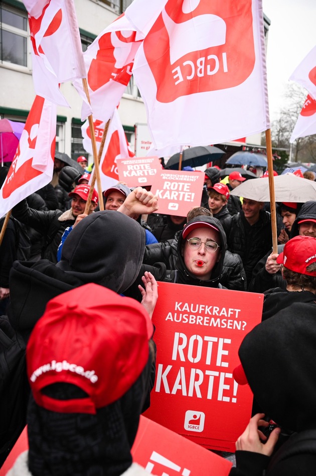 Tarifrunde Chemie: Mehr als 300 Besch&auml;ftigte erh&ouml;hen Druck vor dem Chemiepark in Marl