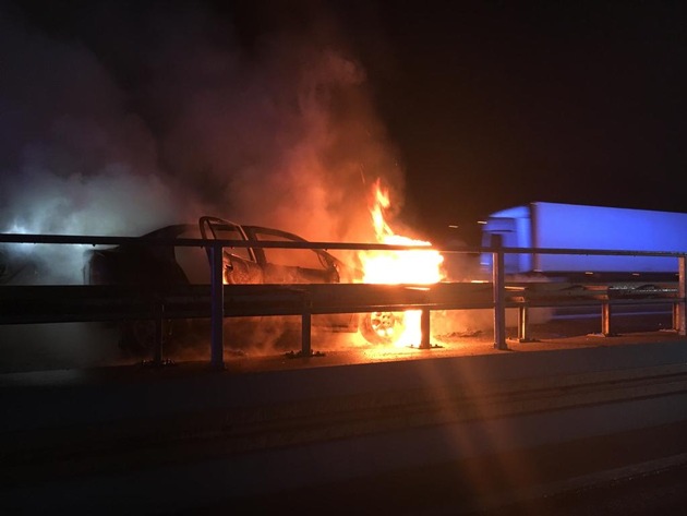 FW-RE: PKW-Brand auf der Autobahn 43 - keine Verletzten