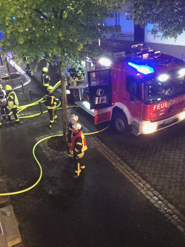 FW-OE: Aufwendiger Brand in historischem Gebäude in der Olper Innenstadt