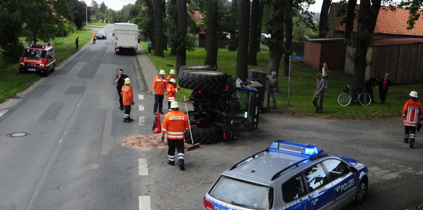 POL-NI: LKW ragt Trecker mit Schaufel um