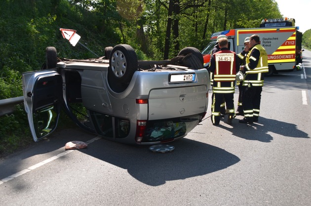 POL-STD: Zwei Autoinsassen bei Unfall auf der Bundesstraße 73 verletzt