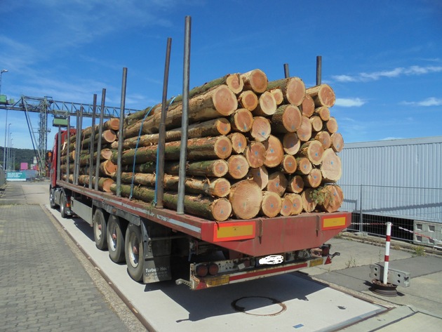 POL-PPTR: Zu hoch und zu viel geladen - Polizei stoppt mehrere Holztransporte