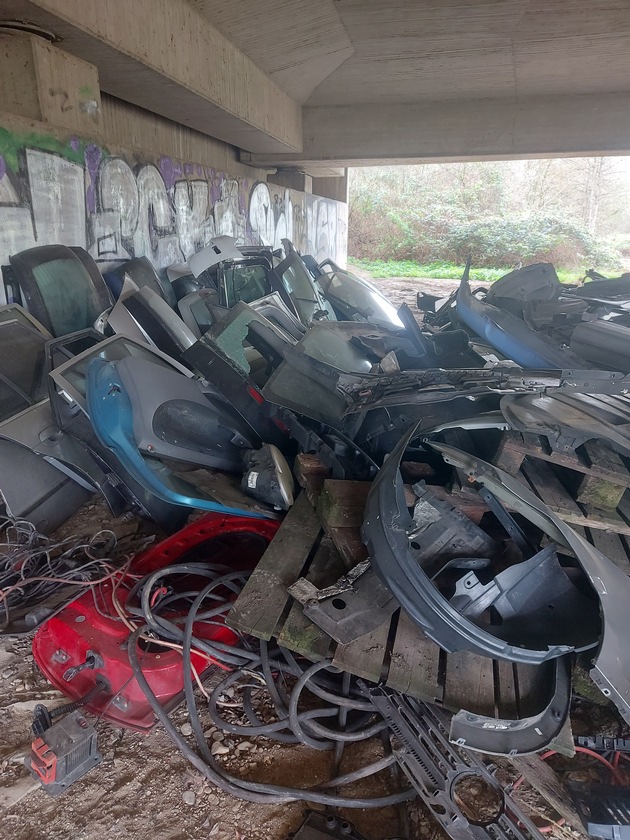 POL-K: 260427-3-K/LEV Zeugensuche: Illegale M&uuml;llentsorgung - Autoteile, &Ouml;le und K&uuml;hlschrank in die Natur geworfen