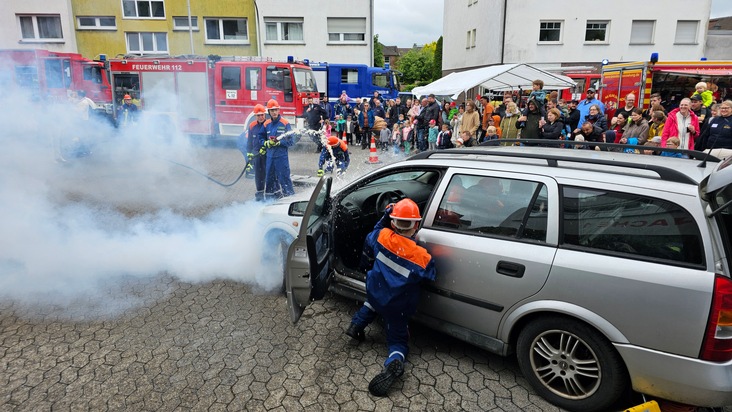 FW-AR: Familientag beim Löschzug Neheim begeistert Groß und Klein