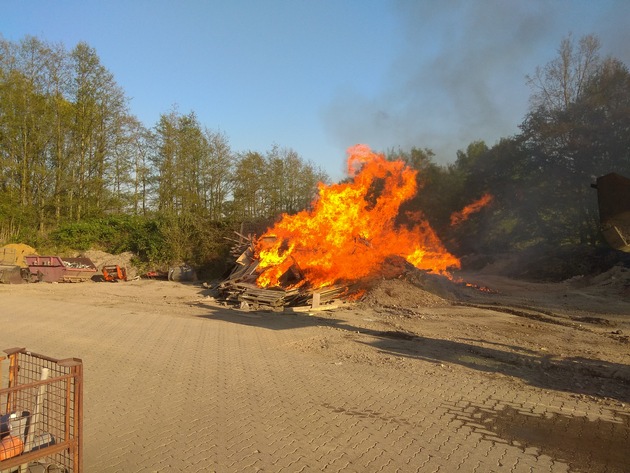 FW-KLE: Einsatzbilanz: Keine ruhigen Ostertage für die Feuerwehr in Bedburg-Hau