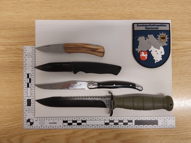 BPOLD-H: Schwerpunktkontrollen in und rund um den Hauptbahnhof Hannover: Polizei kontrolliert zahlreiche Personen und stellt Messer sowie aufgefundene Drogen sicher