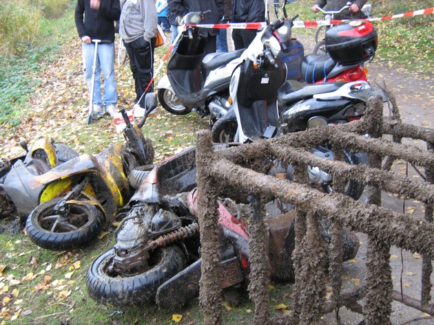 POL-H: Zeugenaufruf mit Bildern ! Gestohlene Motorroller aus Mittellandkanal geborgen Hebbelstraße / List