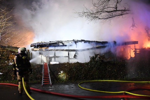 FW-PI: Barmstedt: Feuerwehr löscht größere Gartenlaube