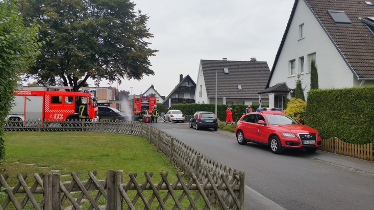 FW Menden: Brandeinsatz: Brennt Baum am Gebäude