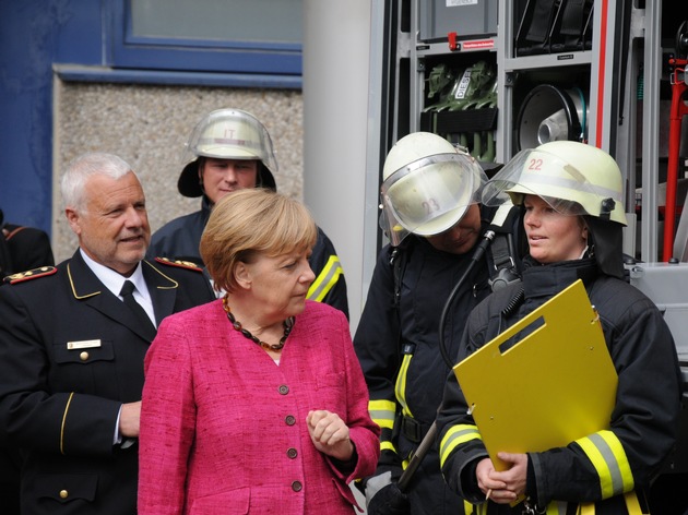 Bundeskanzlerin lobt Engagement der Feuerwehr / DFV-Präsident Kröger: &quot;Zeitgemäße Ausrüstung für Einsatzkräfte wichtig!&quot; (FOTO)