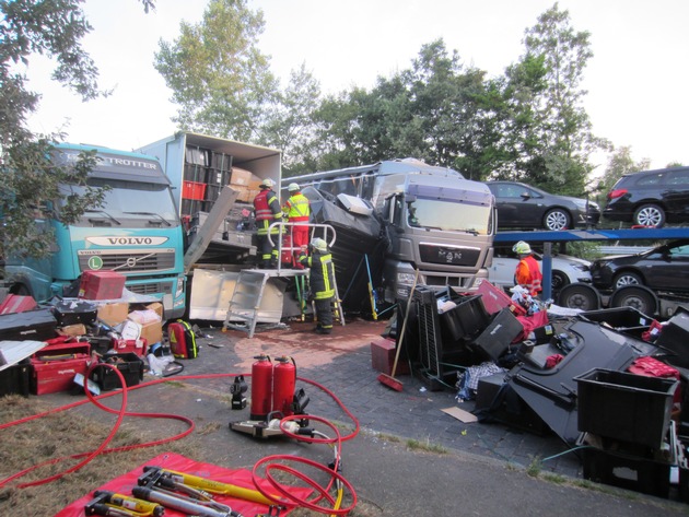 POL-WL: Unfall mit vier Lkw auf dem Parkplatz Hittfeld