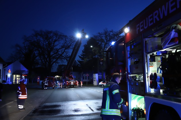 FW Lüchow-Dannenberg: Feuer in Mehrfamilienhaus - mehr als ein Dutzend Bewohner bleiben unverletzt