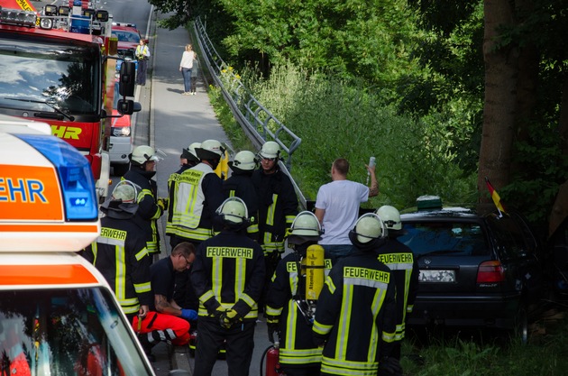 FW Menden: Verkehrsunfall - PKW gegen Baum