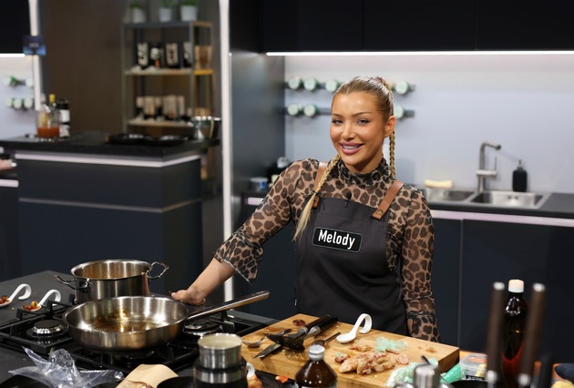 "Da knallt's, da ballert's." "Promi Taste"-Juror Tim Raue ist verliebt in den ersten Löffel von Reality-Star Melody Haase