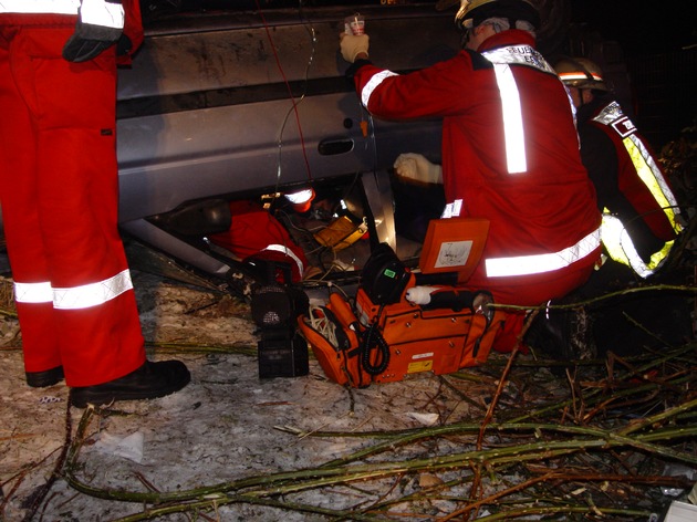 FW-E: Schwerer Verkehrsunfall bei Glatteis