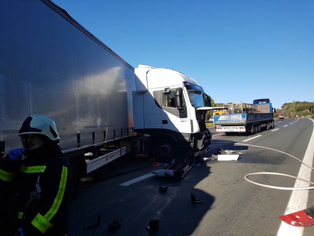 FW-EN: Verkehrsunfall mit vier LKW auf der BAB 1