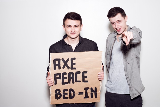 Liegen bleiben für den Frieden mit Cro und Social-Media-Stars / AXE PEACE ruft zur Teilnahme am Bed-In dem 4. Mai 2014 auf