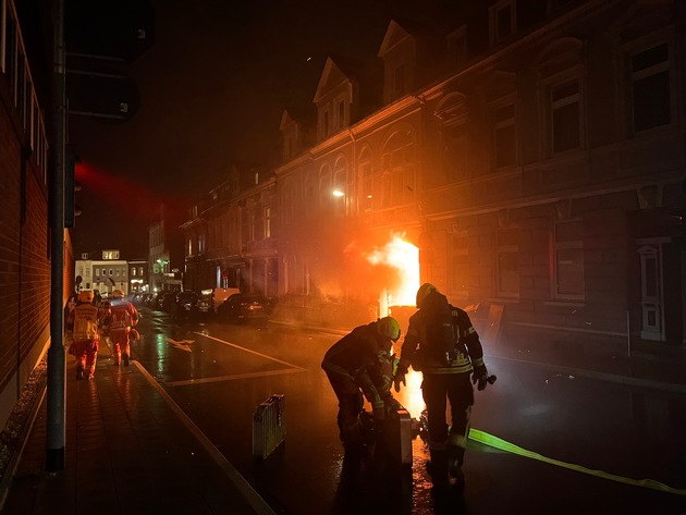 FW-Velbert: Brennender Sperrmüll fordert schnelles Eingreifen der Feuerwehr