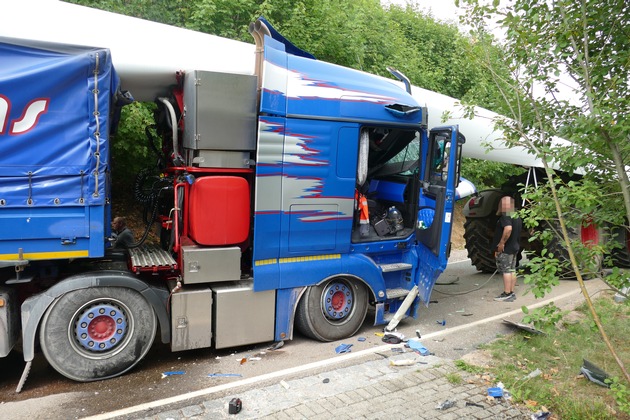 POL-FR: Müllheim: Schwertransport verunfallt mit Rotorblatt einer Windkraftanlage