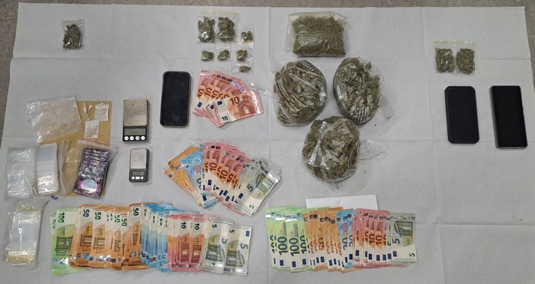 POL-K: 260310-3-K Einsatztrupp (ET) Pr&auml;senz beschlagnahmt rund ein halbes Kilogramm Cannabis bei Fahrzeugkontrolle in K&ouml;ln-Kalk - auch in M&uuml;lheim mutma&szlig;licher Drogendealer durch Zivilkr&auml;fte gefasst