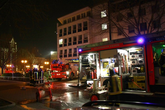 FW-E: Dachstuhlbrand im GOP entpuppte sich als Containerbrand, Feuerwehr rückte zunächst mit drei Löschzügen aus