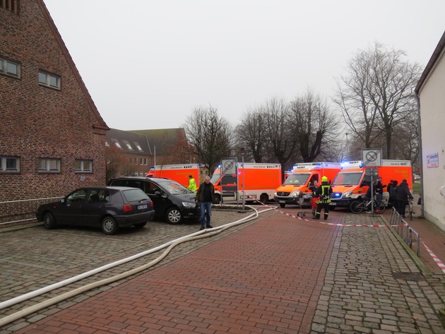 RKiSH: Großfeuer in Heider Innenstadt / Acht Verletzte / Diverse Rettungskräfte vor Ort