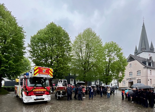FW Drolshagen: Drehleiter und Mehrzweckboot gesegnet und offiziell im Dienst