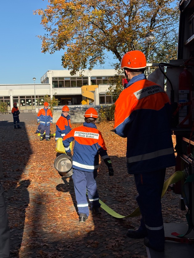 FW Beverungen: 130 Jahre Jugendarbeit der Feuerwehr Beverungen: Dreifach-Jubiläum mit Leistungsabnahme am Schulzentrum