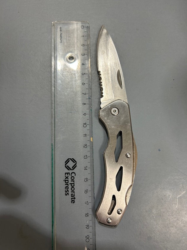 HZA-KA: Schlagring und Messer im Reisegep&auml;ck entdeckt / Zoll leitet Strafverfahren ein