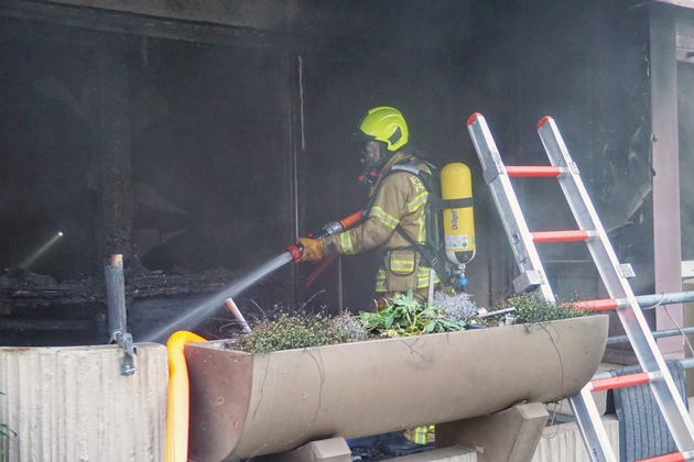 FW Ratingen: Wohnungsbrand in Ratingen - Feuerwehr rettet schwer verletzte Person aus Brandwohnung