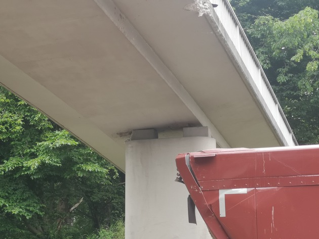 POL-PB: Baustellenfahrzeug beschädigt Brücke - weiträumige Sperrung wegen Einsturzgefahr