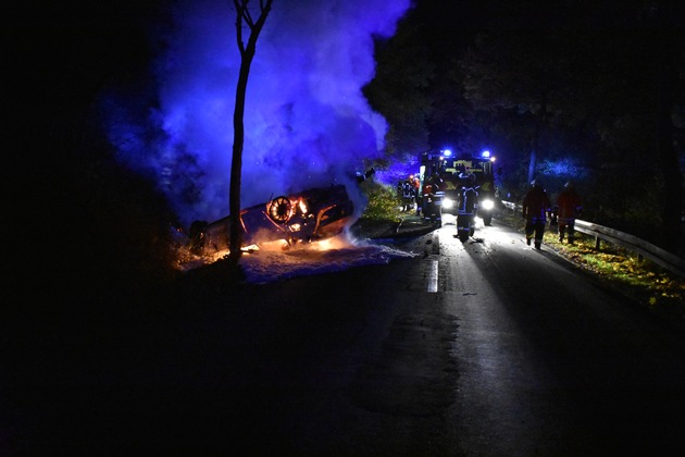 POL-HI: Schwerer Verkehrsunfall - PKW geht in Flammen auf