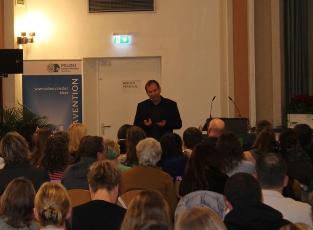 POL-KLE: Kreis Kleve - Gemeinsame Presseerklärung der LVR-Klinik Bedburg-Hau und der Polizei Kleve: &quot;Wege aus der (Schul-)Gewalt&quot; / 200 engagierte Teilnehmerinnen und -Teilnehmer beim 1. Fachtag in Bedburg-Hau
