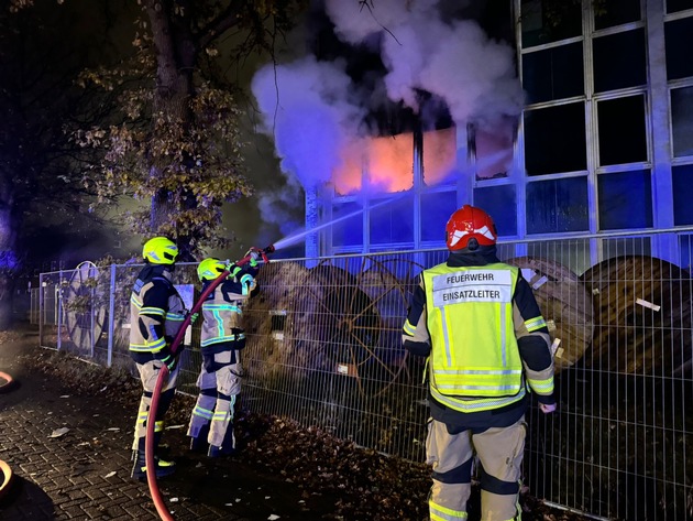 FW-PI: Brand in leerstehendem Gewerbegebäude | Brandausbreitung erfolgreich verhindert