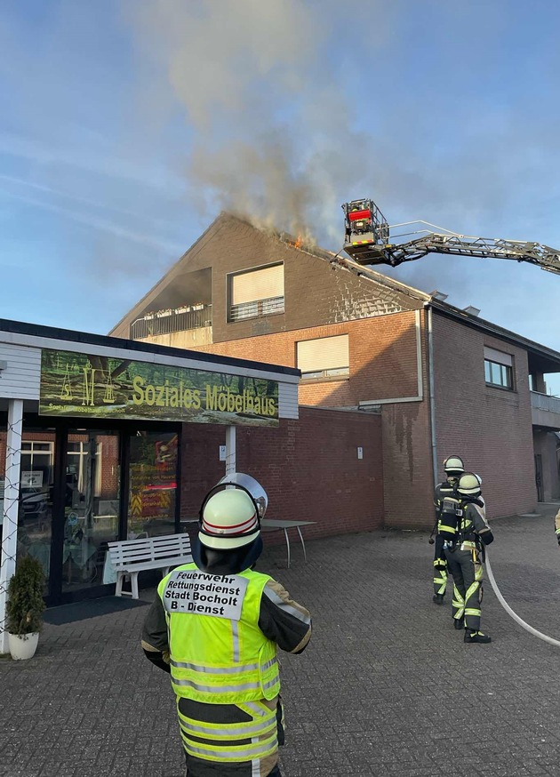FW Bocholt: Dachstuhlbrand in Mehrfamilienhaus - Feuerwehr Bocholt verhindert Ausbreitung des Feuers