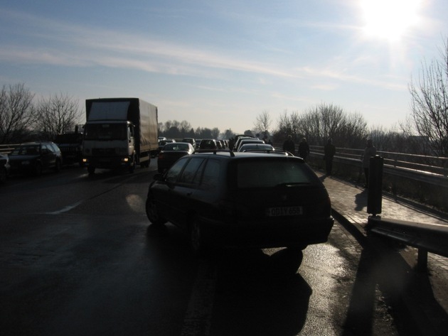 POL-WL: 1. Verkehrschaos auf der Elbbrücke (B404)