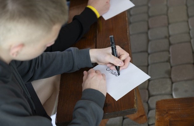 SOS-Kinderdörfer weltweit e.V.: Junge Menschen in der Ukraine fühlen sich ihrer Jugend beraubt / Kein Zugang zu Hochschulen und sozialen Netzen, Karriereplanung auf Eis gelegt