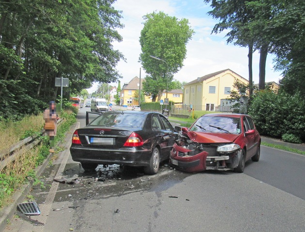 POL-ME: Zwei Autos nach Frontalzusammenstoß total beschädigt - Hilden - 2206108