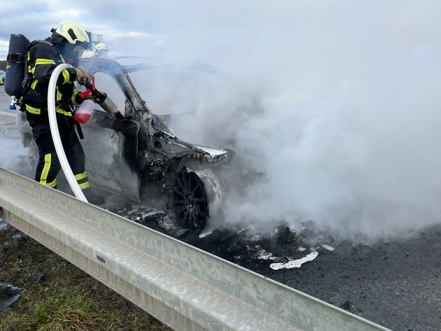 API-TH: Pkw steht in Vollbrand