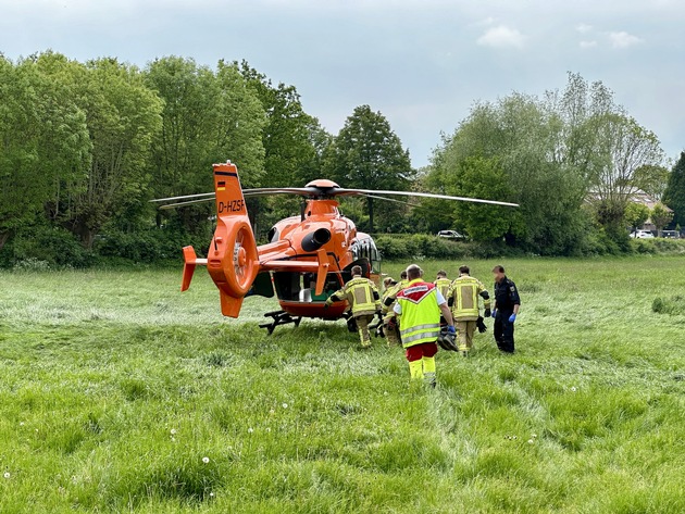 FW Alpen: Zwei Verletzte nach Kranunfall - Rettungshubschrauber im Einsatz