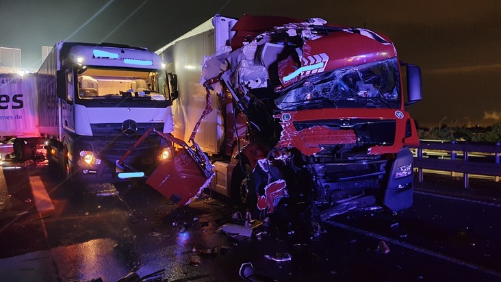 POL-PDNW: Polizeiautobahnstation Ruchheim - Schwerer Verkehrsunfall auf der A61