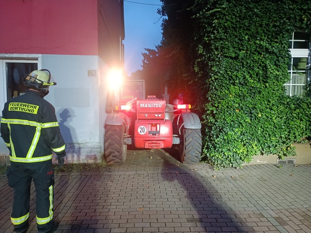 FW-DO: Nicht alltäglicher Einsatz für die Feuerwehr - Hauswand musste noch in der Nacht von Efeu befreien
