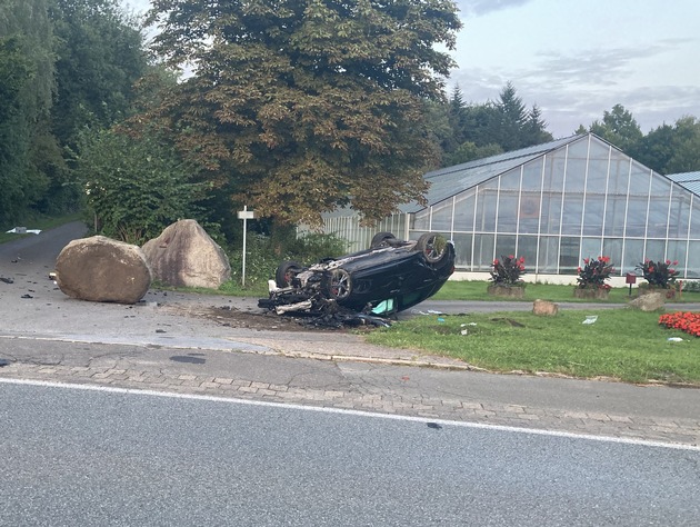 FF Bad Salzuflen: Mehrere Verletzte bei Unfällen in Bad Salzuflen / Autos rammen tonnenschweren Findling und Straßenschild